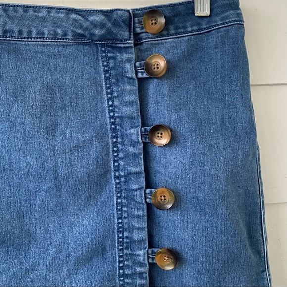 FREE PEOPLE • Denim Skirt with Tortoise Buttons, Medium Wash, size 6 - Picture 3 of 15
